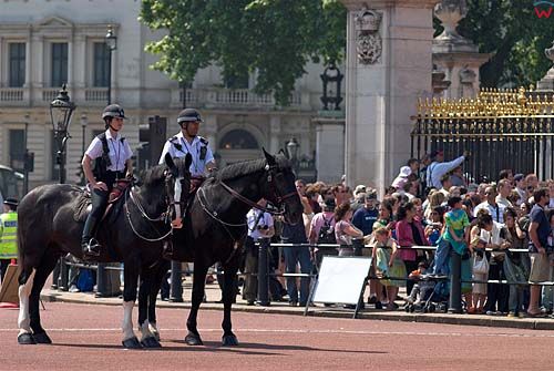 Londyn. Policjanci konni przed Pałacem Buckingham